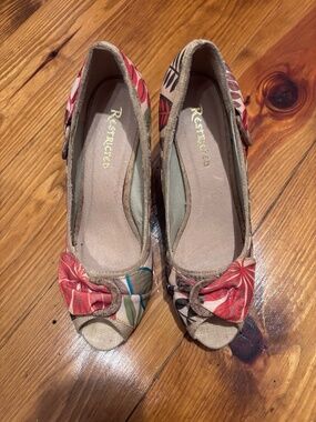 Vintage floral wedges
